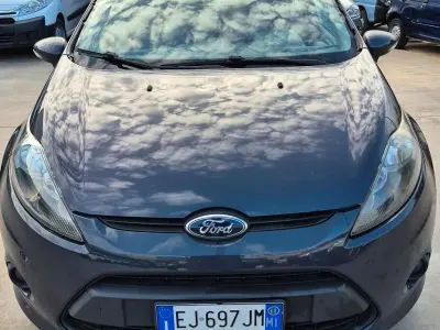 Usata Ford Fiesta 70 CV (51 kW) 2011 Grigio Berlina
