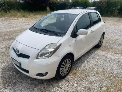 Begagnad Toyota Yaris Sol 69 HK (50 kW) 2011 Vit Halvkombi