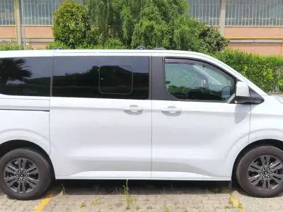 Usata Ford Tourneo Titanium 170 CV (125 kW) 2024 Bianco Monovolume
