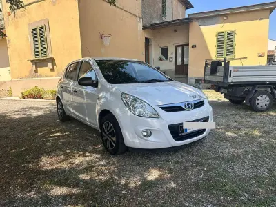 Usata Hyundai i20 Comfort 77 CV (56 kW) 2012 Bianco Utilitaria