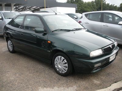 Usado Lancia Delta 103 CV (75 kW) 1998 Verde Utilitario