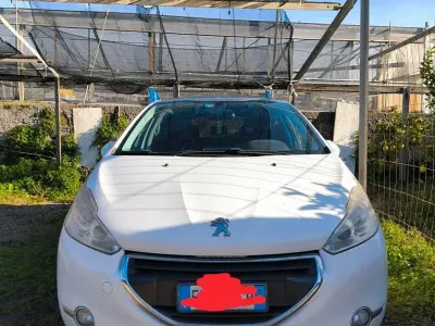 Usata Peugeot 208 68 CV (50 kW) 2014 Bianco Utilitaria