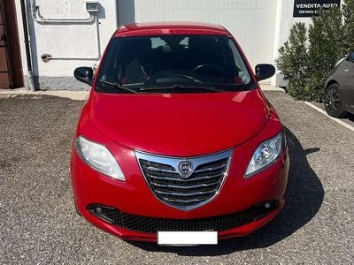 Usado Lancia Ypsilon 95 CV (69 kW) 2012 Rojo Utilitario