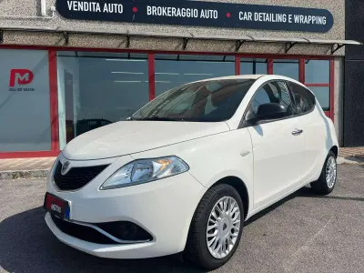 Usata Lancia Ypsilon Gold 69 CV (50 kW) 2017 Bianco Utilitaria
