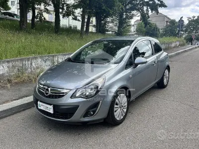 Usado Opel Corsa Edition 85 CV (62 kW) 2014 Gris Utilitario