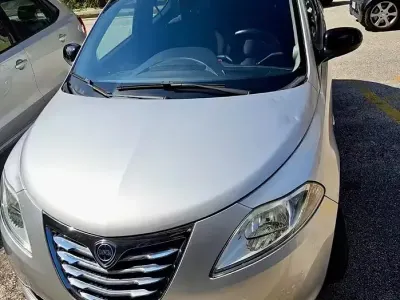 Usado Lancia Ypsilon 60 CV (44 kW) 2015 Gris Utilitario