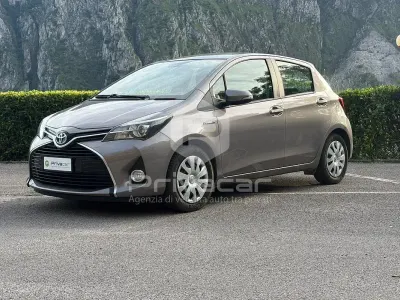Usata Toyota Yaris Hybrid Active 74 CV (54 kW) 2015 Grigio Berlina