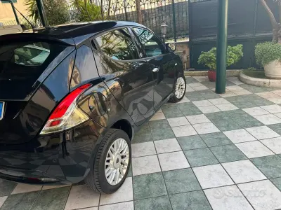 Usata Lancia Ypsilon 80 CV (58 kW) 2013 Nero Utilitaria