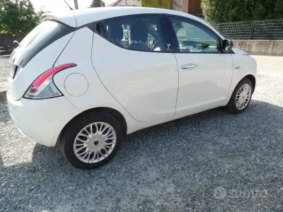 Usata Lancia Ypsilon 95 CV (69 kW) 2016 Bianco Utilitaria