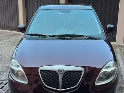 Usata Lancia Ypsilon 60 CV (44 kW) 2010 Viola Utilitaria
