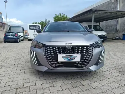 Usata Peugeot 208 Allure 101 CV (74 kW) 2025 Grigio Utilitaria