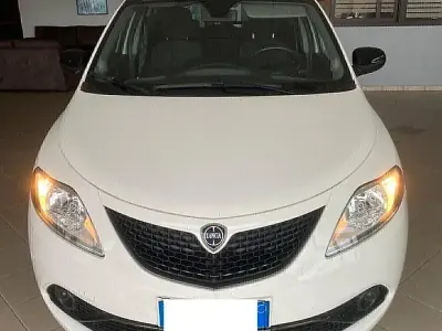 Usata Lancia Ypsilon 70 CV (51 kW) 2019 Bianco Utilitaria