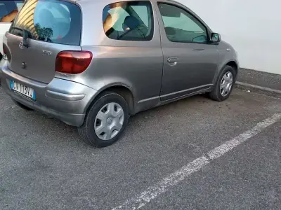 Usata Toyota Yaris 75 CV (55 kW) 2005 Grigio Berlina