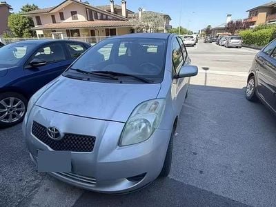 Usata Toyota Yaris Sol 87 CV (63 kW) 2007 Grigio Utilitaria