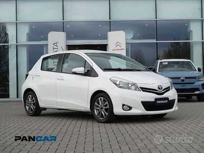 Usata Toyota Yaris Lounge 90 CV (66 kW) 2014 Bianco Utilitaria