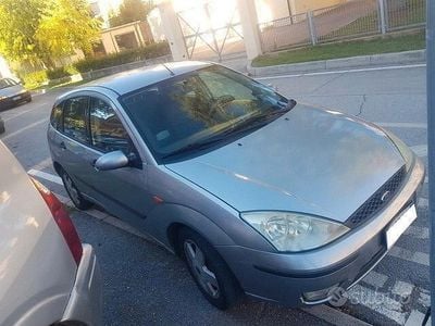 Usata Ford Focus Zetec 100 CV (73 kW) 2004 Grigio Berlina