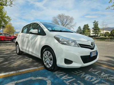 Usata Toyota Yaris 90 CV (66 kW) 2013 Bianco Utilitaria