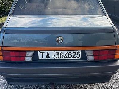 Usata Alfa Romeo 75 128 CV (94 kW) 1986 Grigio Berlina