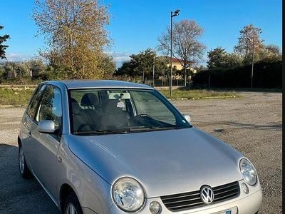 Usado VW Lupo 60 CV (44 kW) 2002 Gris Utilitario