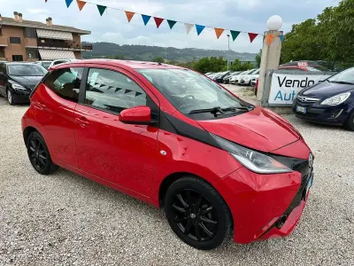 Usata Toyota Aygo Cool 69 CV (50 kW) 2017 Rosso Utilitaria