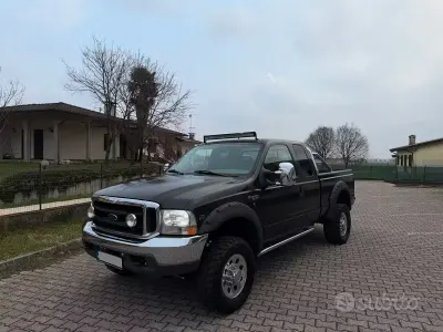 Usata Ford V8 XLT 260 CV (191 kW) 2001 Nero SUV