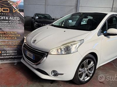 Usata Peugeot 208 Allure 68 CV (50 kW) 2015 Bianco Utilitaria