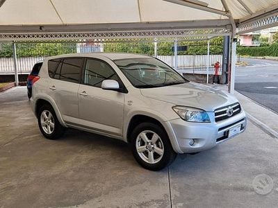 Begagnad Toyota RAV4 Luxury 177 HK (130 kW) 2006 Silver SUV