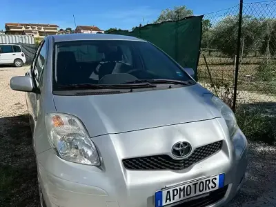 Usata Toyota Yaris Sol 90 CV (66 kW) 2009 Grigio Utilitaria