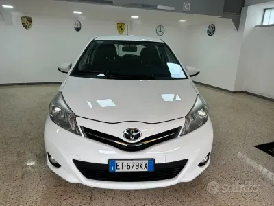 Usata Toyota Yaris Lounge 69 CV (50 kW) 2013 Bianco Utilitaria
