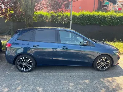 Usata Mercedes B180 136 CV (100 kW) 2019 Blu Utilitaria