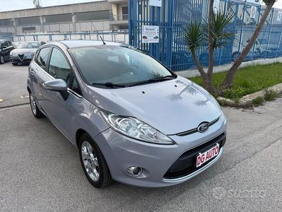 Usata Ford Fiesta Titanium 70 CV (51 kW) 2012 Grigio Utilitaria