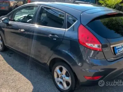 Usata Ford Fiesta 75 CV (55 kW) 2010 Grigio Berlina