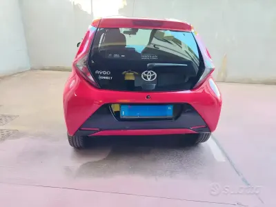 Usata Toyota Aygo Connect Style 72 CV (52 kW) 2021 Rosso Utilitaria