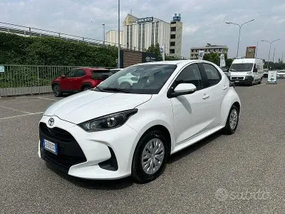 Usata Toyota Yaris Hybrid Active 116 CV (85 kW) 2025 Bianco Berlina