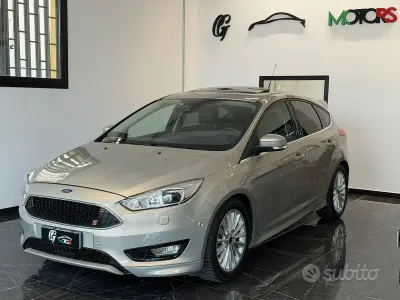 Usata Ford Focus ST-Line 125 CV (91 kW) 2014 Grigio Utilitaria