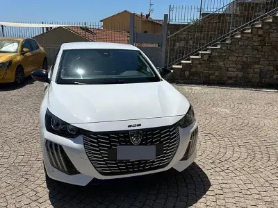 Usata Peugeot 208 101 CV (74 kW) 2024 Bianco Utilitaria