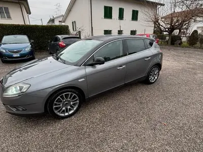 Usata Lancia Delta 120 CV (88 kW) 2011 Grigio Utilitaria