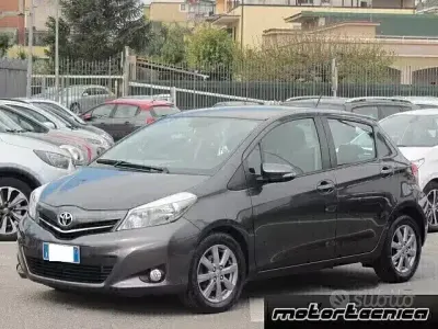 Usata Toyota Yaris Lounge 90 CV (66 kW) 2013 Grigio Utilitaria