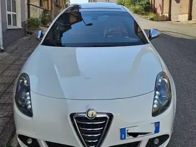 Usata Alfa Romeo Giulietta Exclusive 105 CV (77 kW) 2011 Bianco Utilitaria