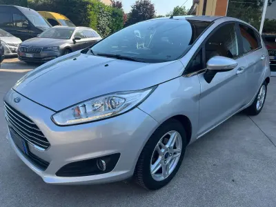 Usata Ford Fiesta Titanium 75 CV (55 kW) 2015 Moondust silver Utilitaria