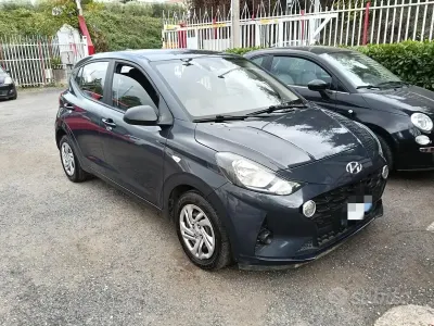 Käytetty Hyundai i10 Advanced 67 HP (49 kW) 2022 Harmaa Viistoperä