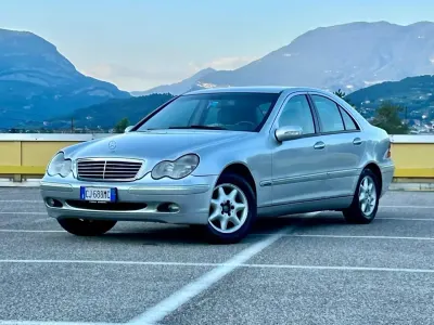 Usata Mercedes C200 Avantgarde 122 CV (89 kW) 2004 Argento Berlina