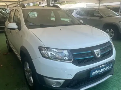 Usata Dacia Sandero Lauréate 90 CV (66 kW) 2016 Bianco Berlina