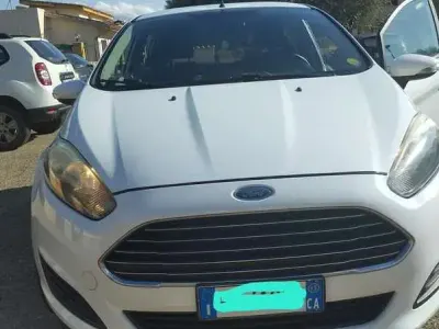 Usata Ford Fiesta 75 CV (55 kW) 2015 Bianco Utilitaria