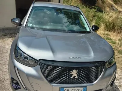 Usata Peugeot 2008 110 CV (80 kW) 2022 Grigio SUV