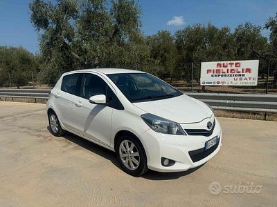 Usata Toyota Yaris 69 CV (50 kW) 2012 Bianco Berlina