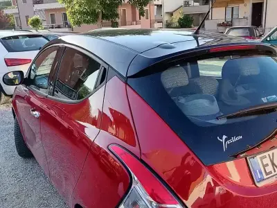 Usata Lancia Ypsilon 69 CV (50 kW) 2011 Rosso Utilitaria