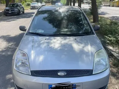 Usata Ford Fiesta 73 CV (53 kW) 2004 Grigio Utilitaria