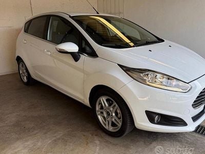 Usata Ford Fiesta Titanium 70 CV (51 kW) 2013 Bianco Utilitaria