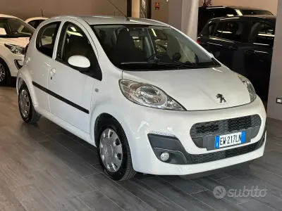 Usata Peugeot 107 Active 68 CV (50 kW) 2014 Bianco Utilitaria